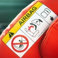 Airbag label aan autostoel
