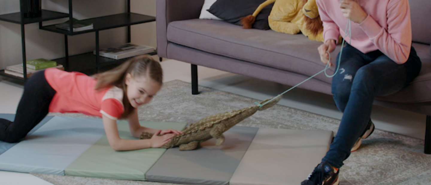 Kind en vrouw spelen met speelgoed krokodil
