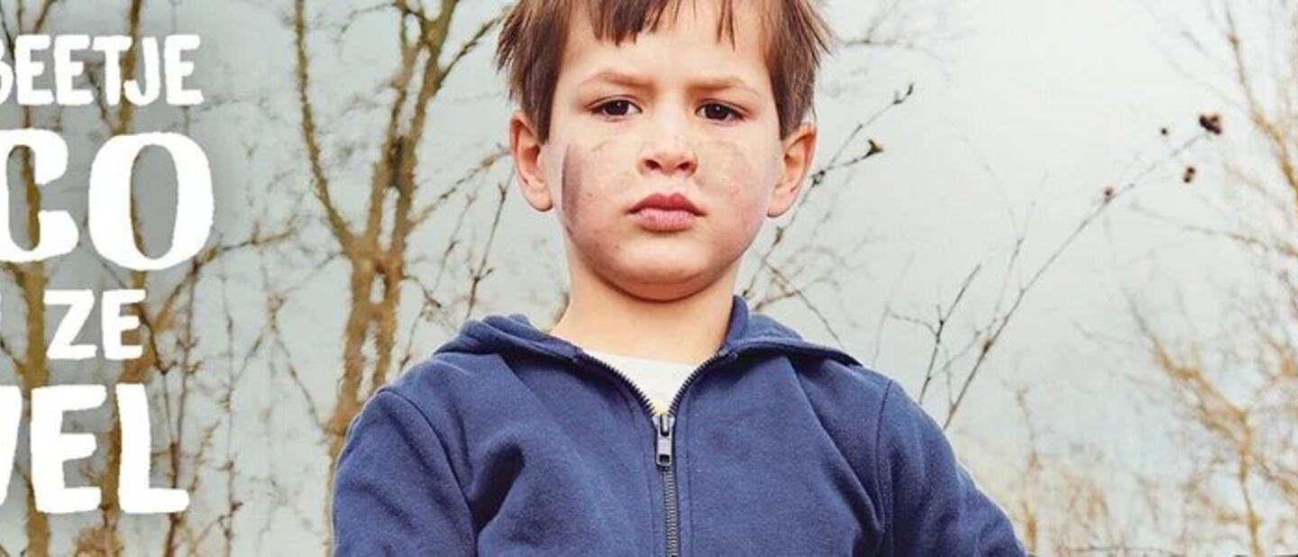 Booskijkende jongen in het bos met daarnaast de tekst 'Met een beetje risico komen ze er wel'