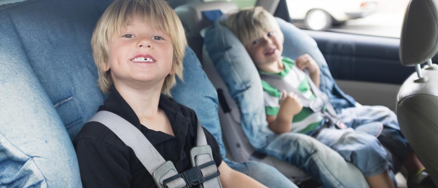 Twee jongens in autostoeltjes