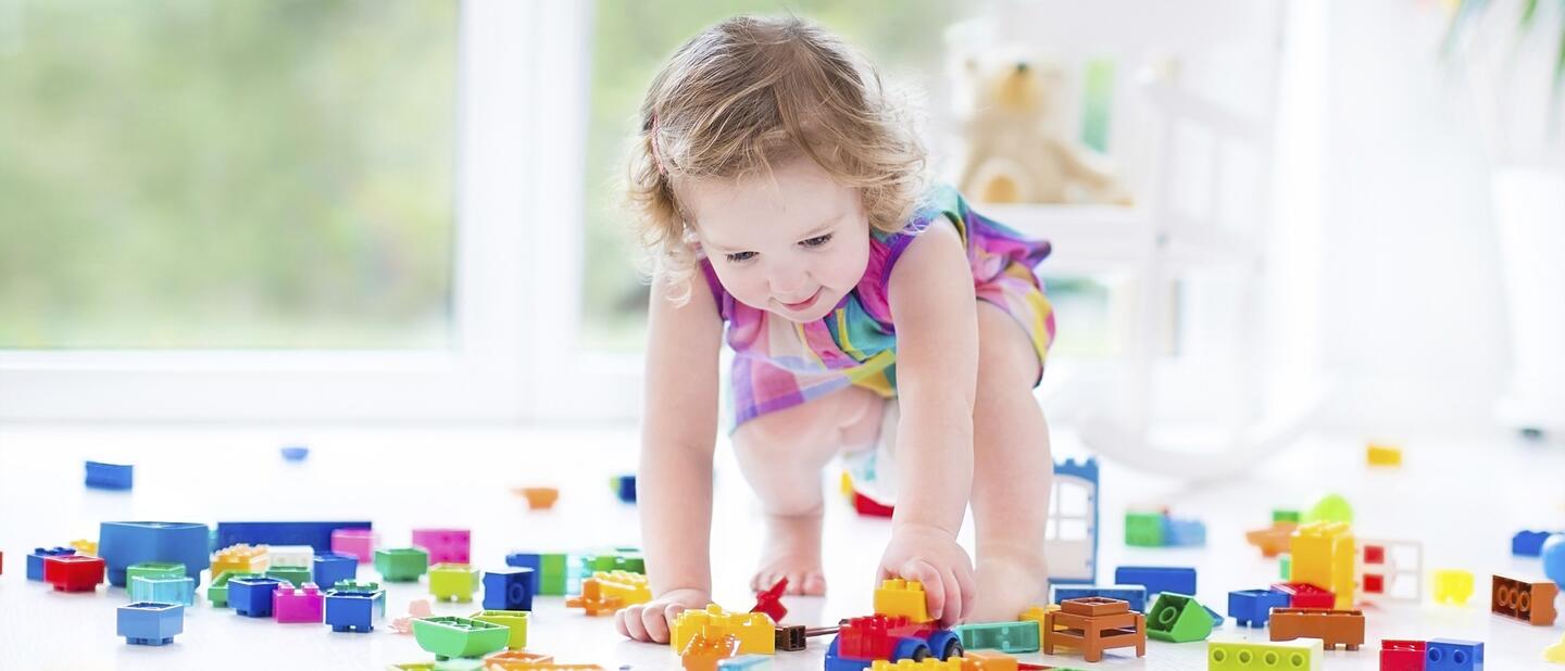 Meisje die met Duplo blokjes speelt