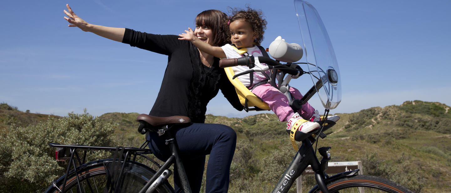 Baby in fietsstoeltje met moeder