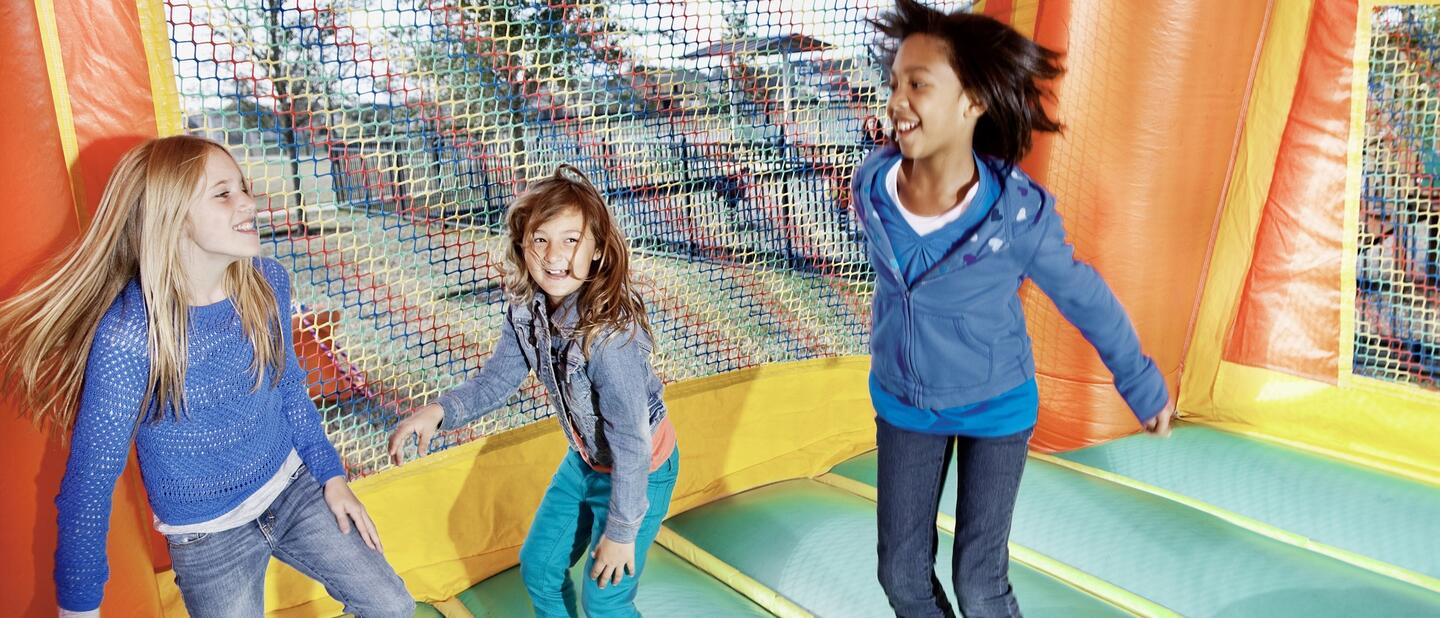 Kinderen spelen op luchtkussen