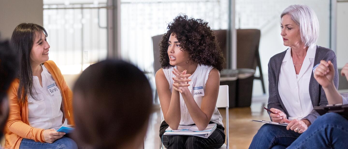 Mensen hebben gesprek in kring