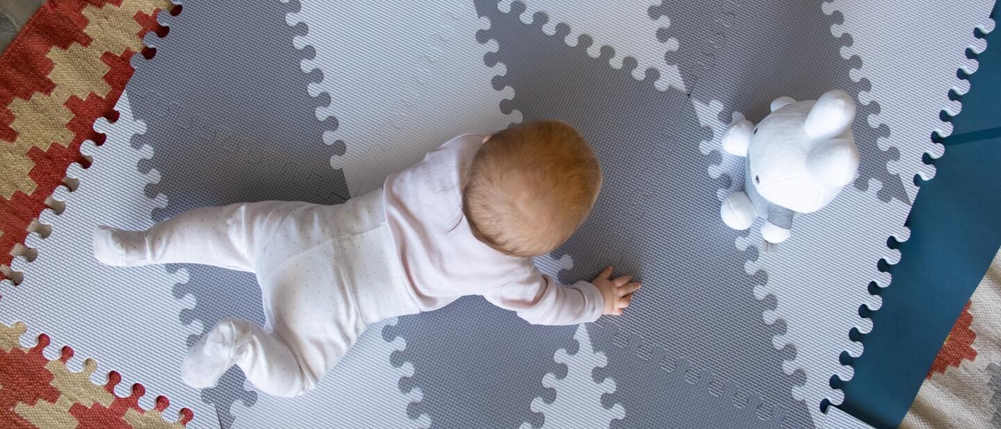 Baby speelt op rubbermat