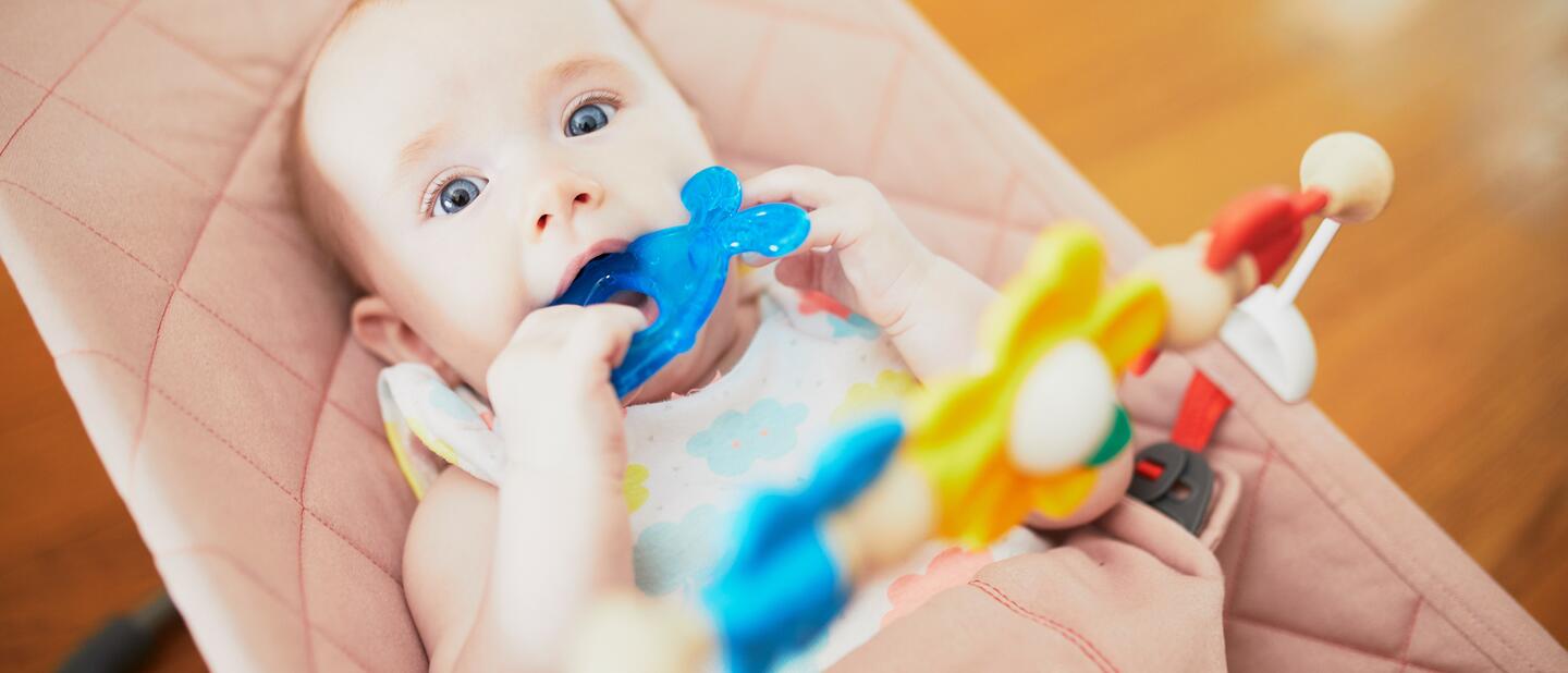 Baby met bijtring in de mond