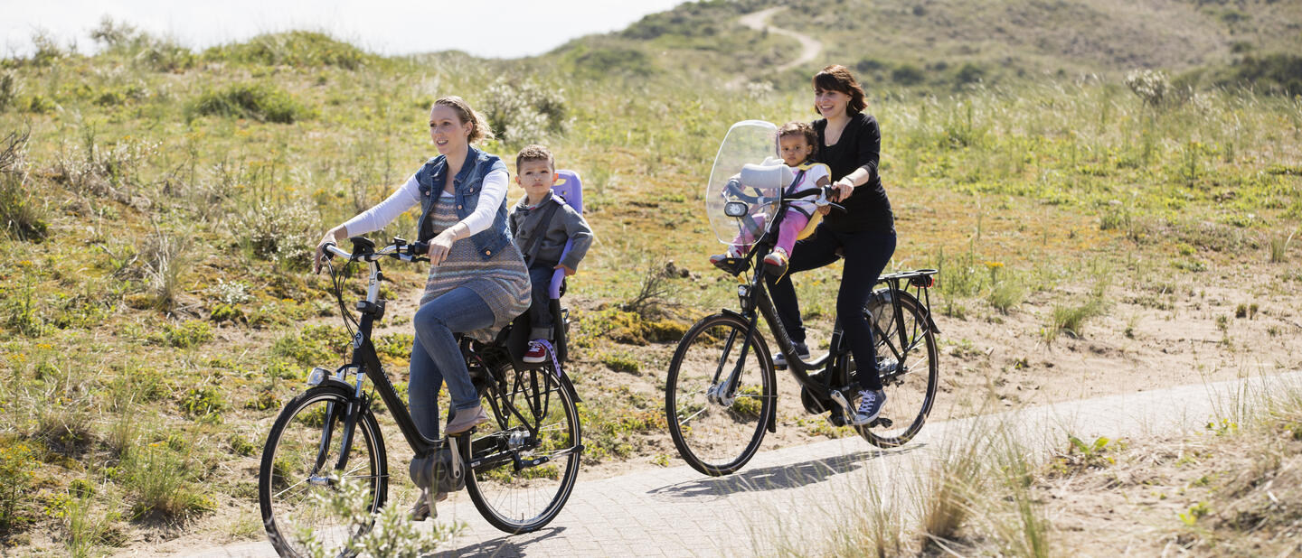 Moeders met kinderen op de fiets