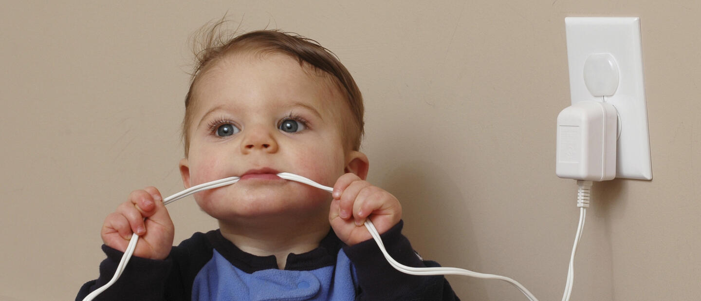 Baby met snoer in mond
