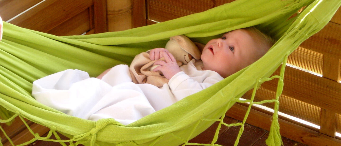 Baby in hangmat