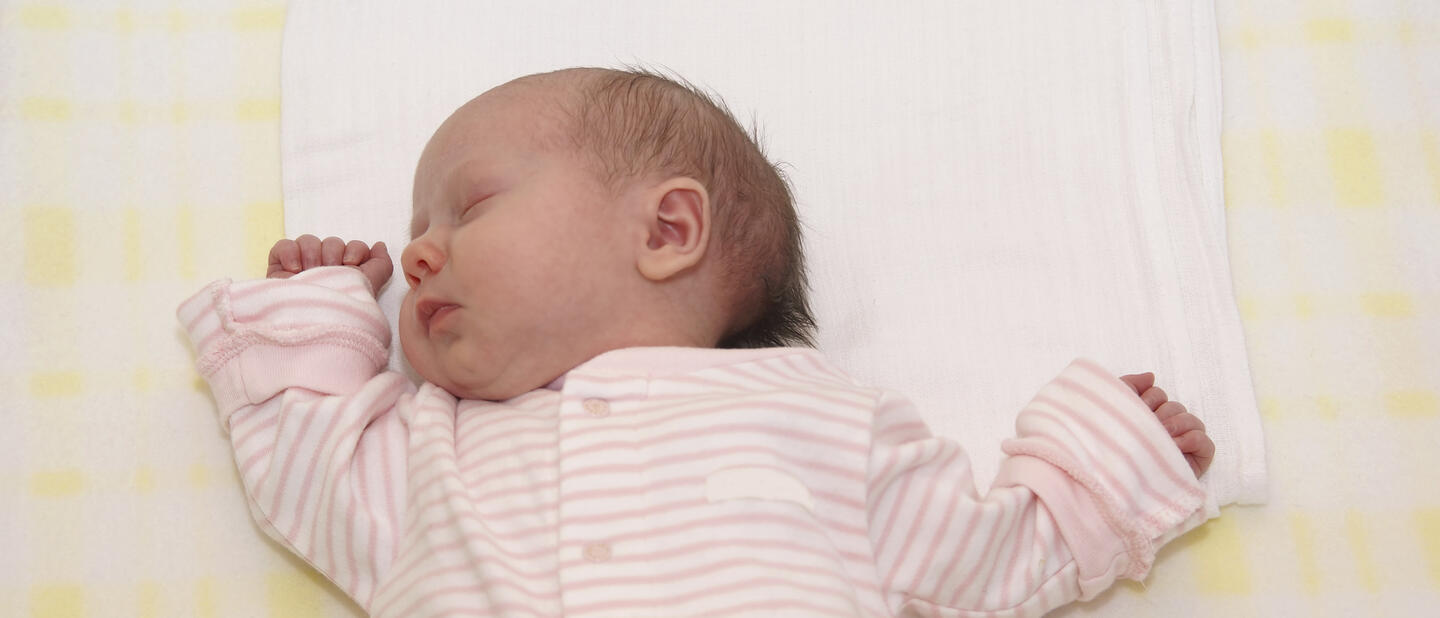 Slapende baby in pyjama