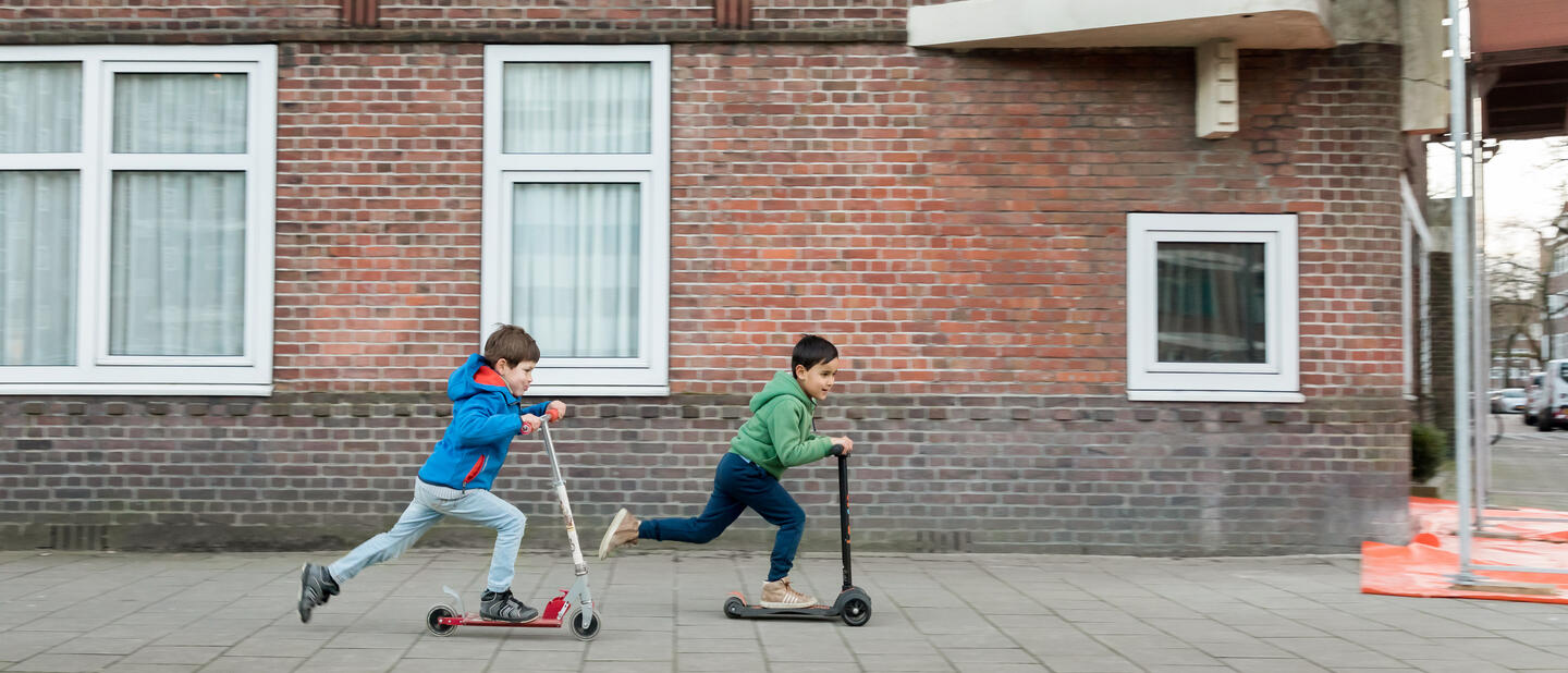 Jongens op step