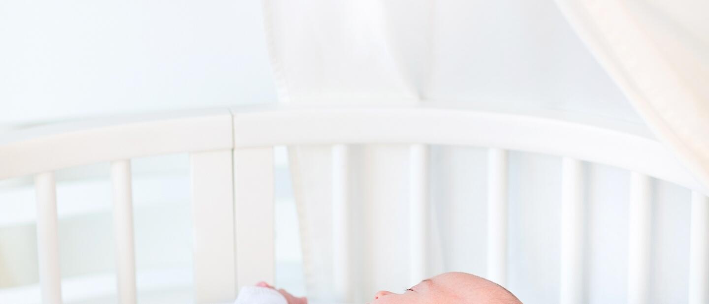 Slapende baby in wieg