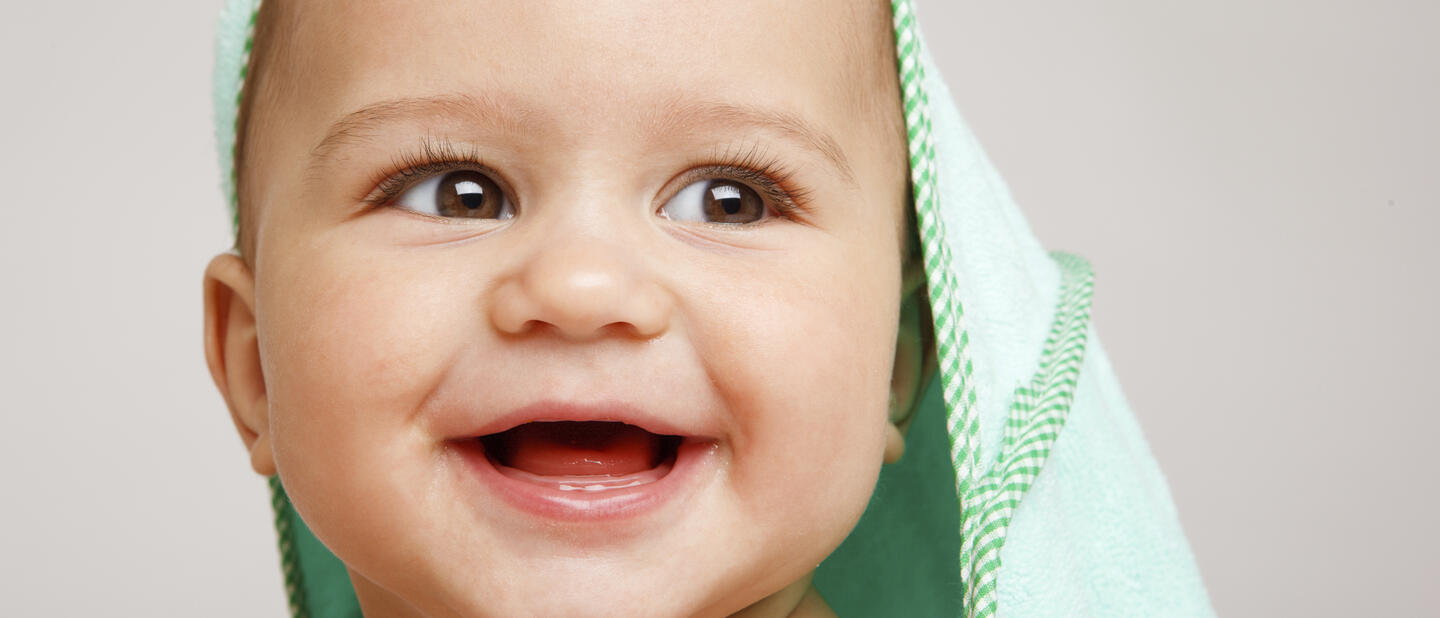 Blije baby met handdoek om hoofd