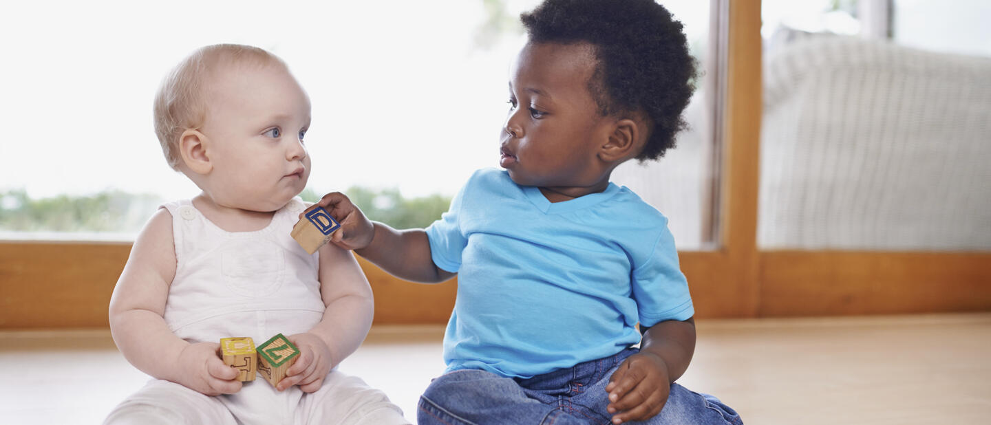 Twee baby's met blokken