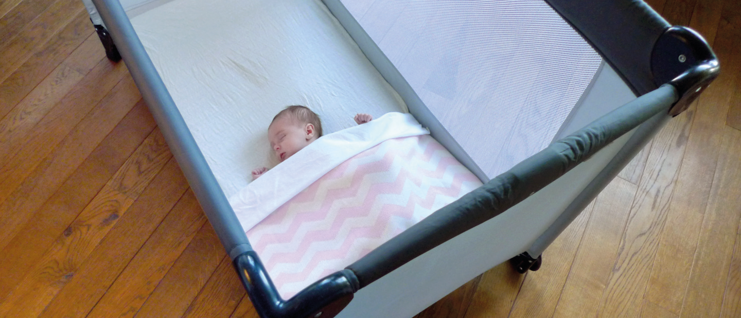Campingbedje met baby