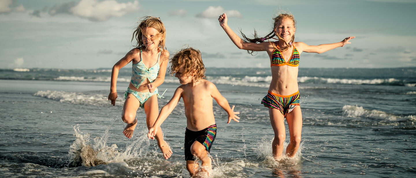 Kinderen spelen in zee