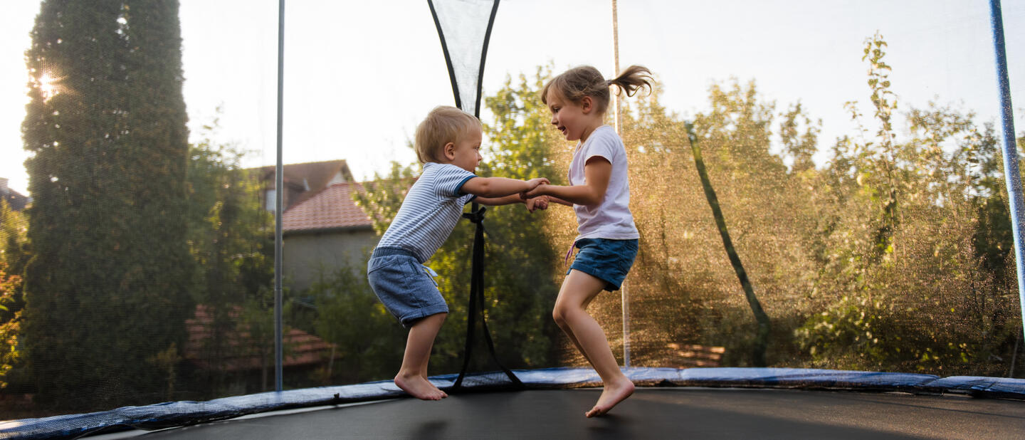 lijst samenzwering Informeer Zo kan je kind veilig springen op de trampoline in de tuin |  Kinderveiligheid.nl