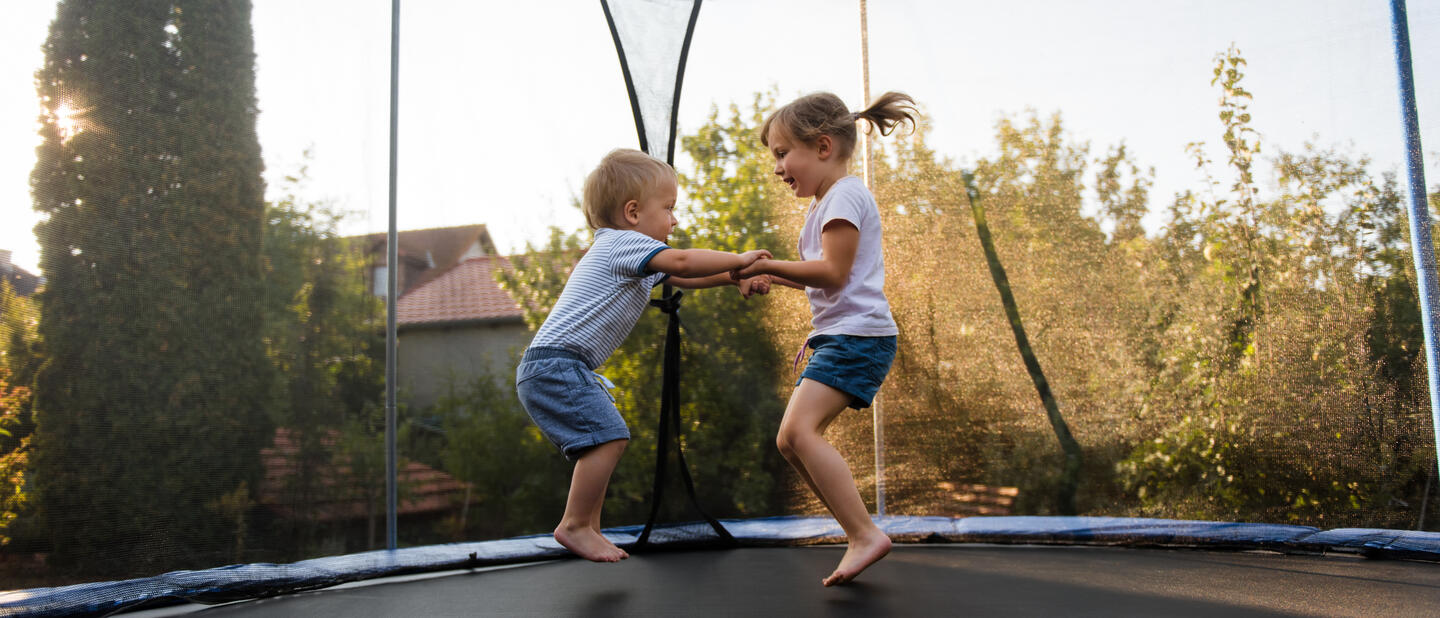 Kinderen op trampoline
