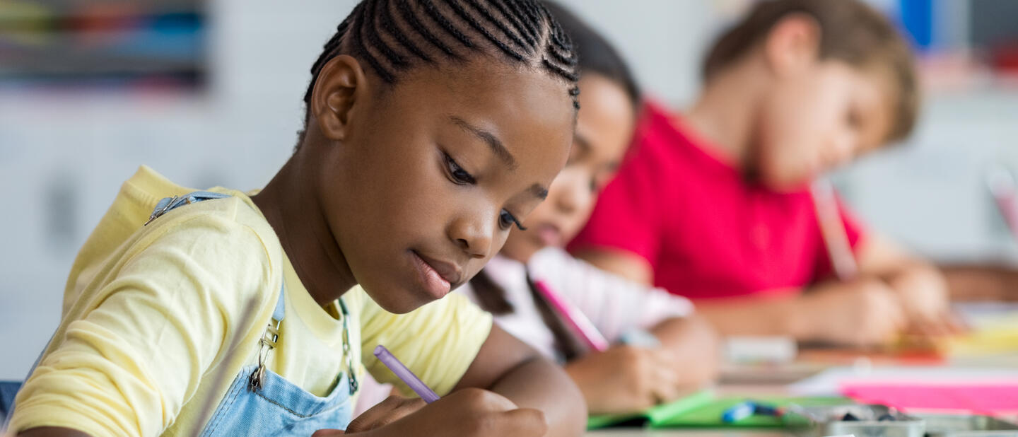 Meisje schrijft in de klas