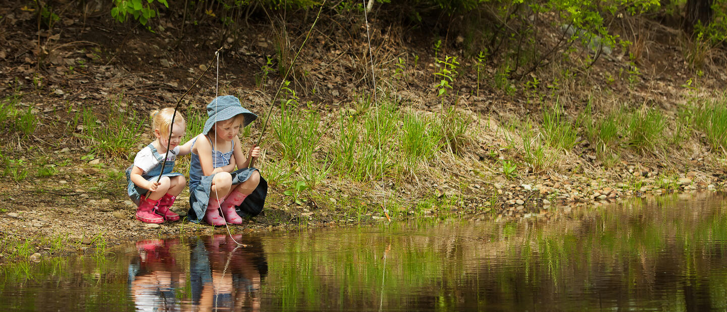 Kinderen spelen bij water