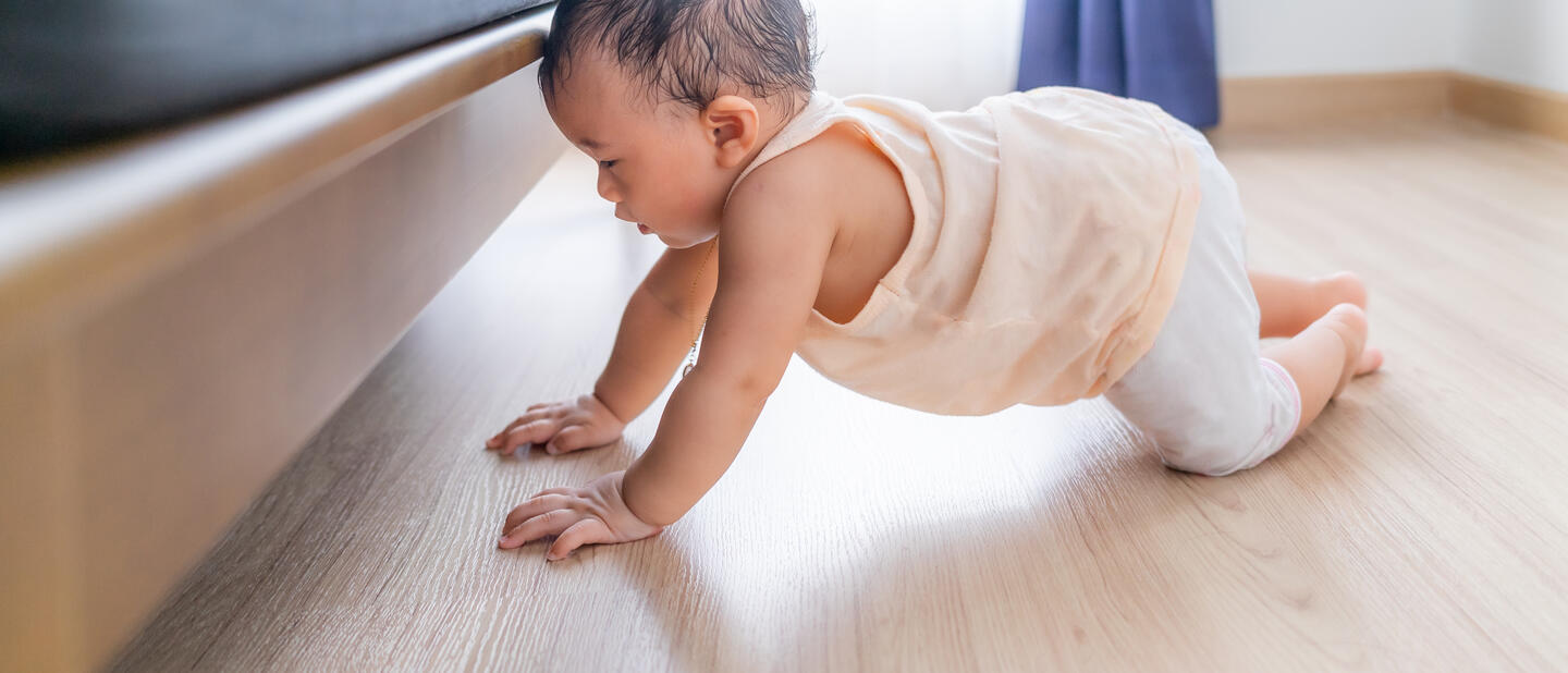 Baby botst tegen meubel