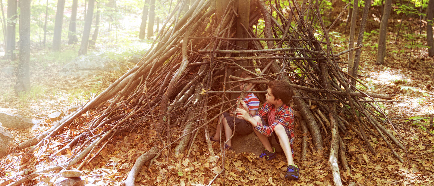 Kinderen in hut in bos