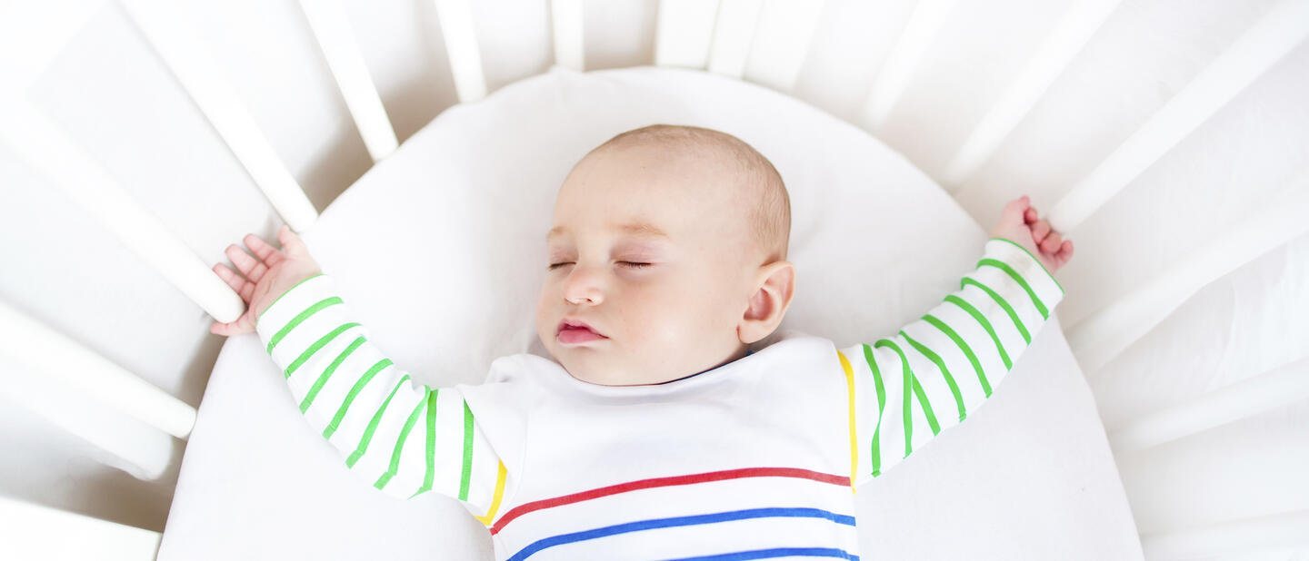 Slapende baby in bedje
