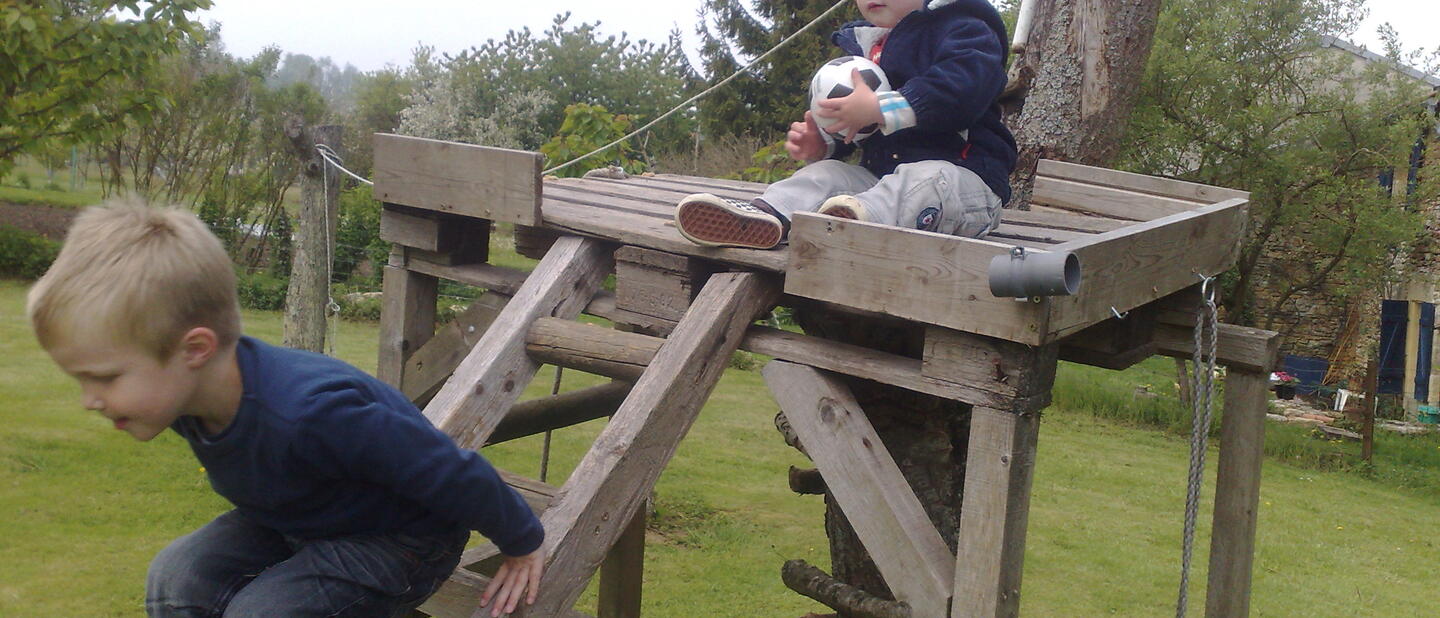 Twee kindjes op klimrek