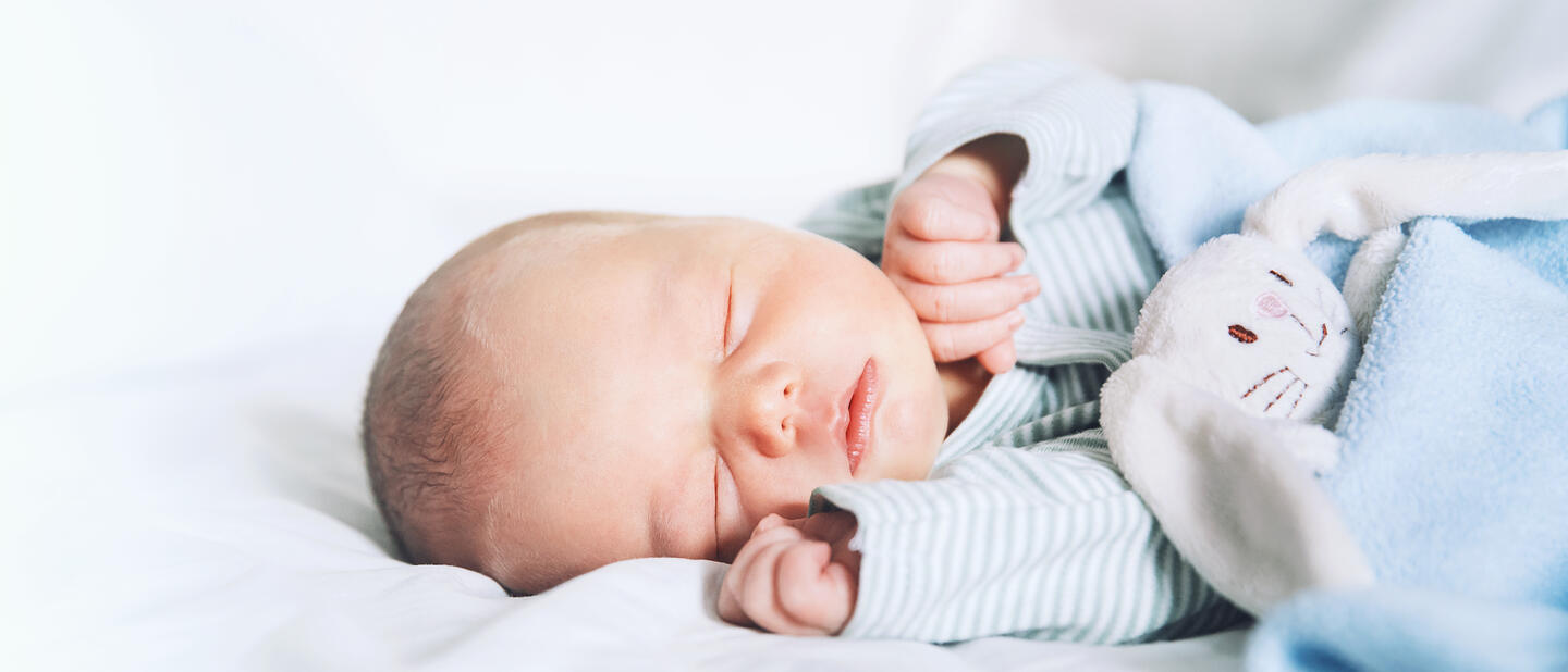 Baby slaapt met knuffeldoekje