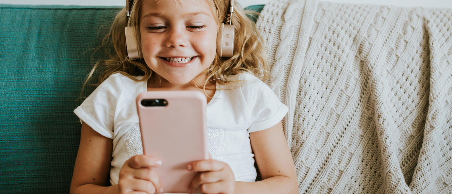 Meisje met telefoon en koptelefoon