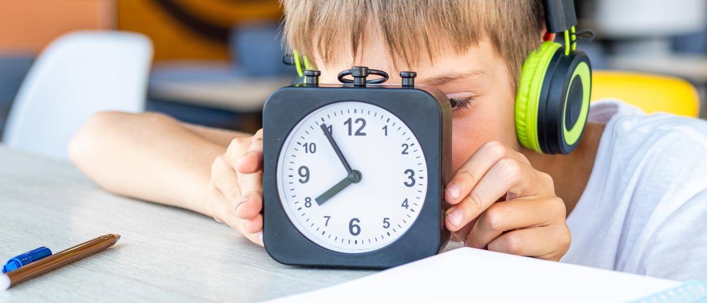 Jongen koptelefoon met klok
