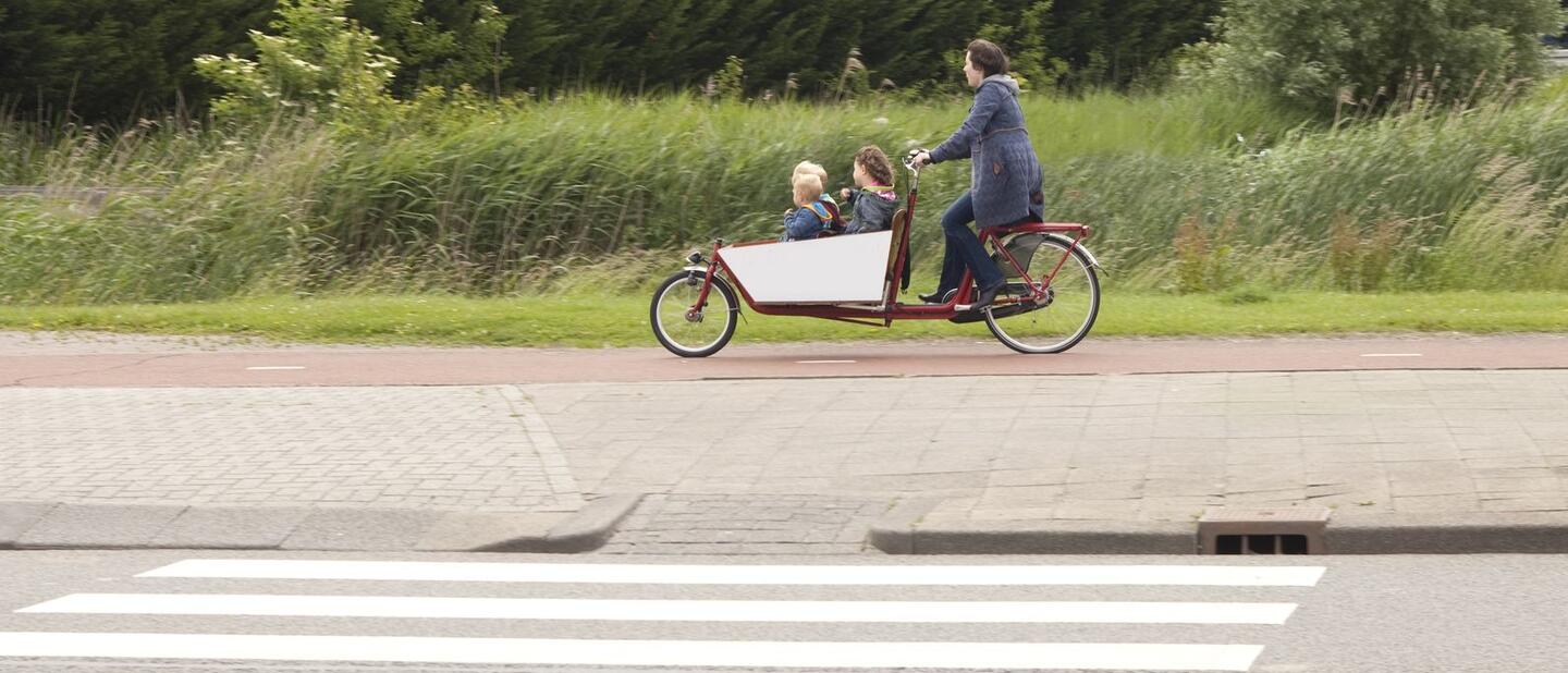 Vrouw met kinderen in bakfiets