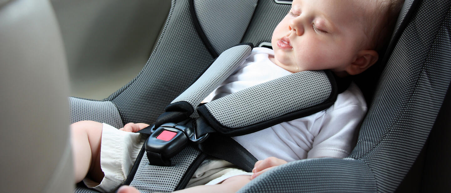 Slapende baby in babyautostoel