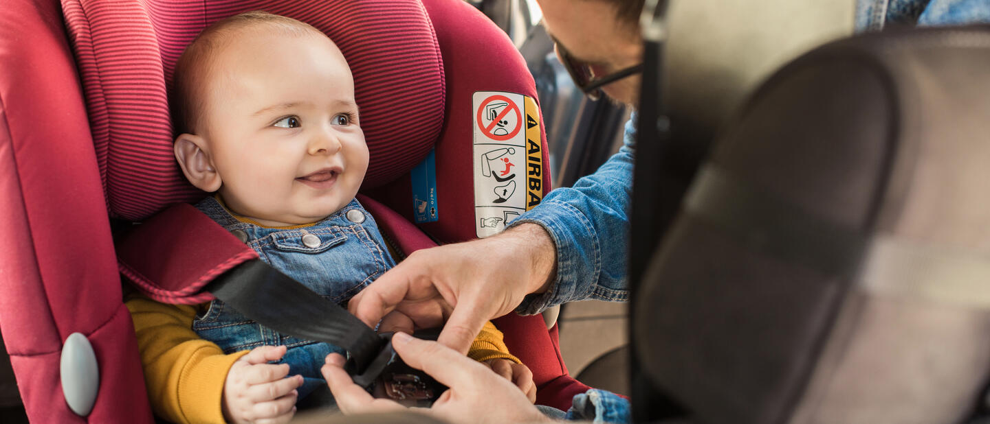 Baby wordt vastgezet in autostoel