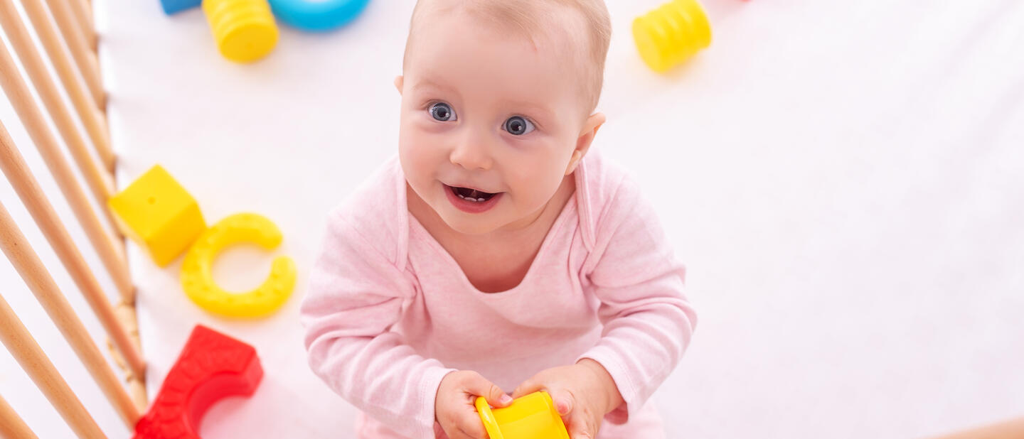 Baby meisje speelt in box
