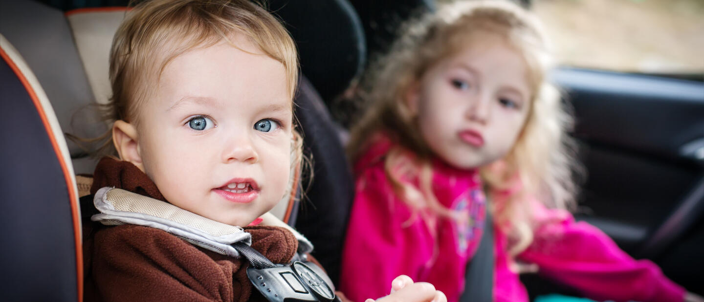 Twee kinderen in auto
