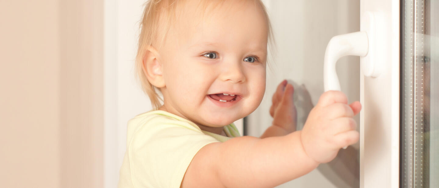 Baby bij balkondeur