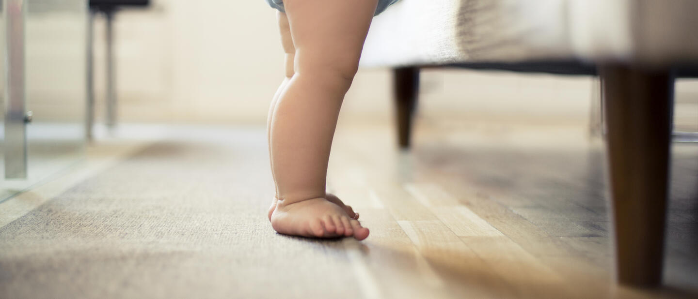 Baby bij bank in veilig huis