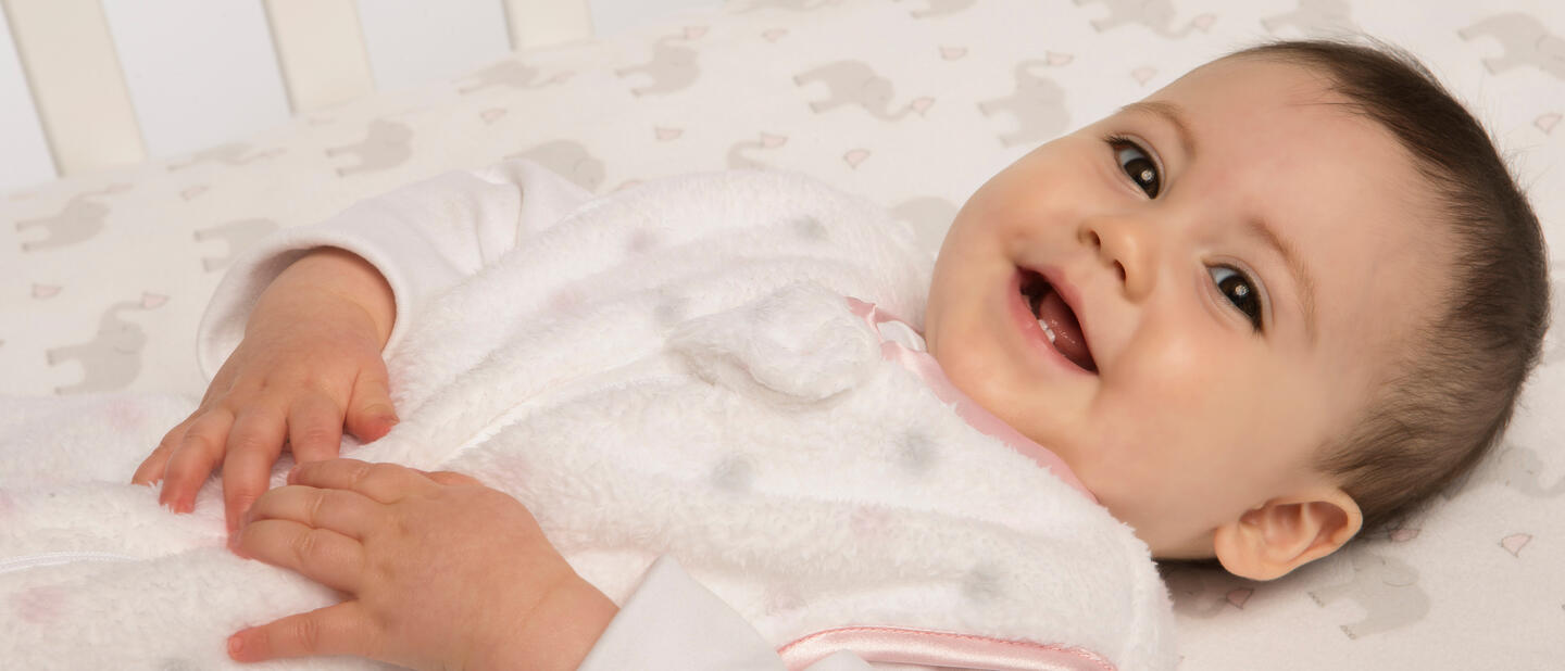 Baby in babyslaapzak