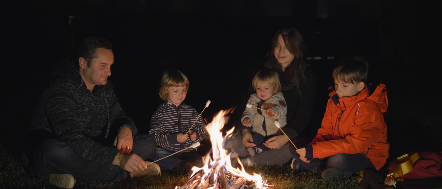 Familie roostert marshmallows