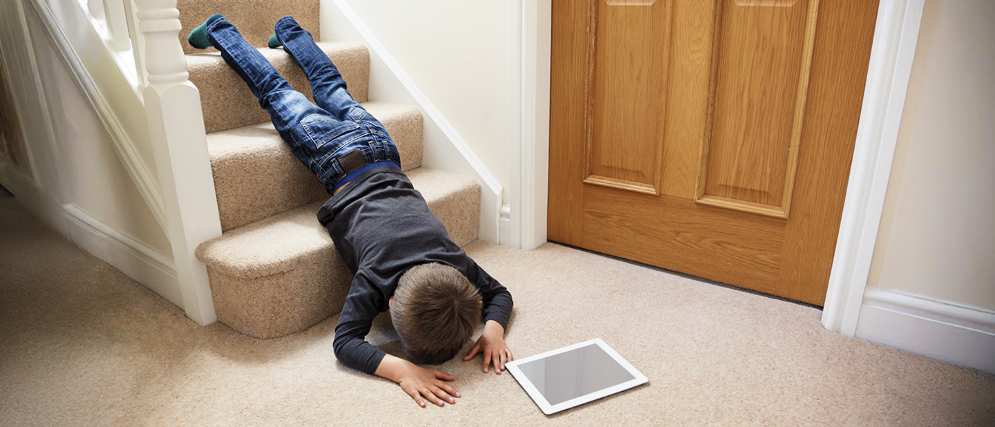 jongen valt van trap met ipad
