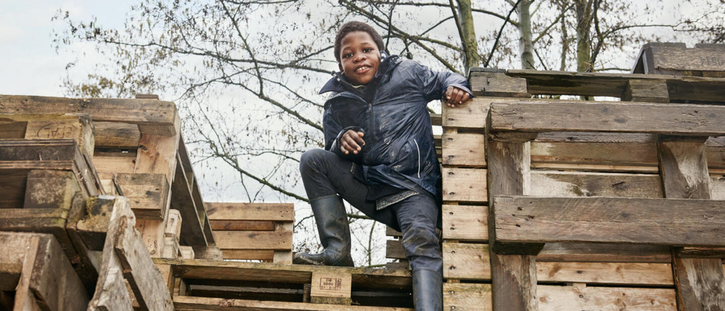 kind speelt op hoogte