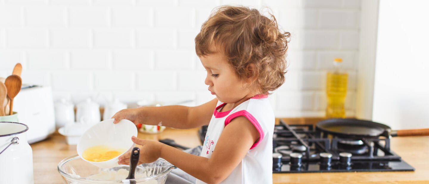 kindje helpt met koken