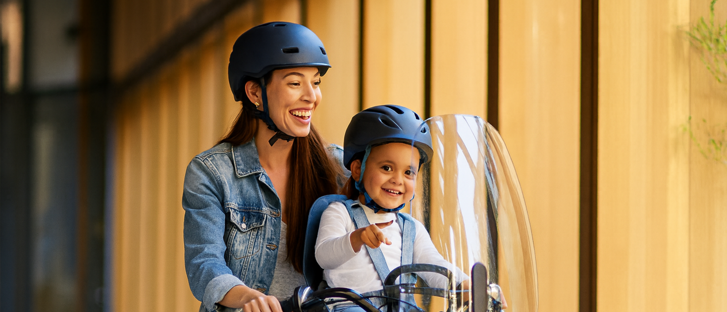 moeder met kind op fiets met helmen