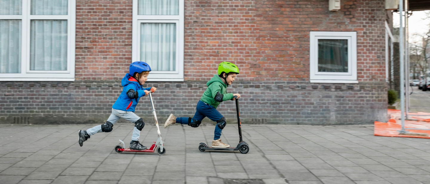 Jongens met bescherming op step