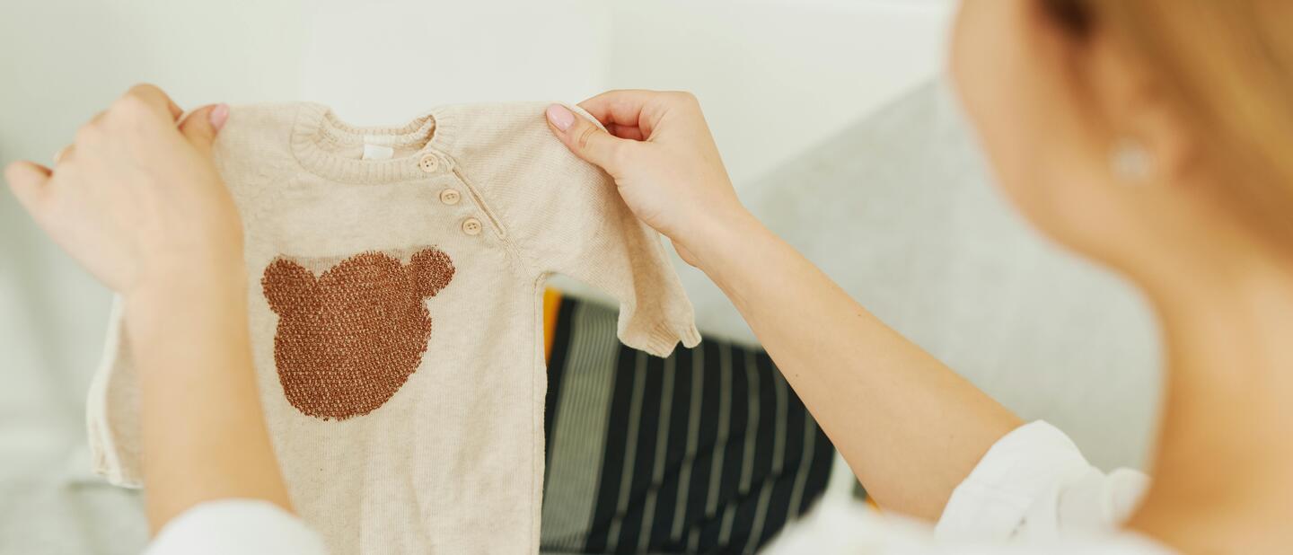 moeder met baby romper