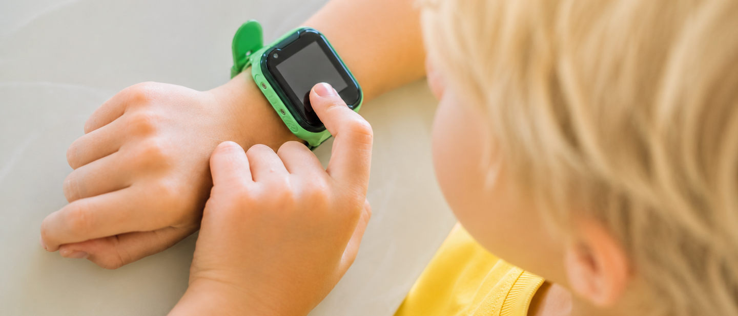 kind met gps tracker om pols