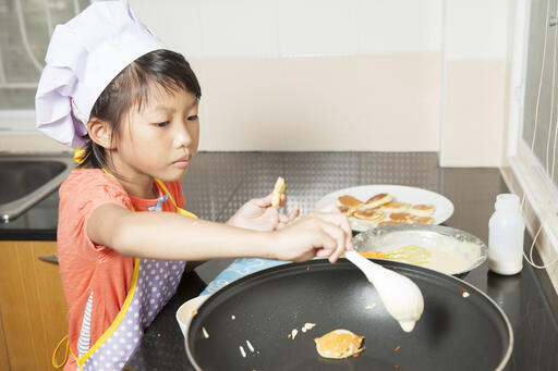 meisje kookt in keuken