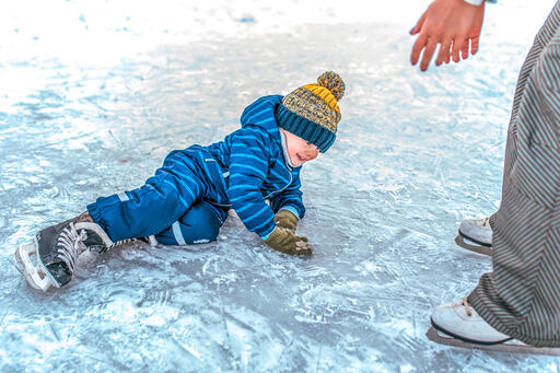 Kindje aan het schaatsen