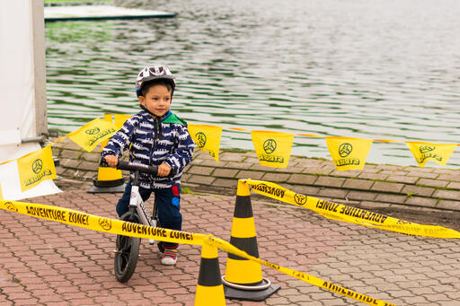 jongetje op fiets parcours